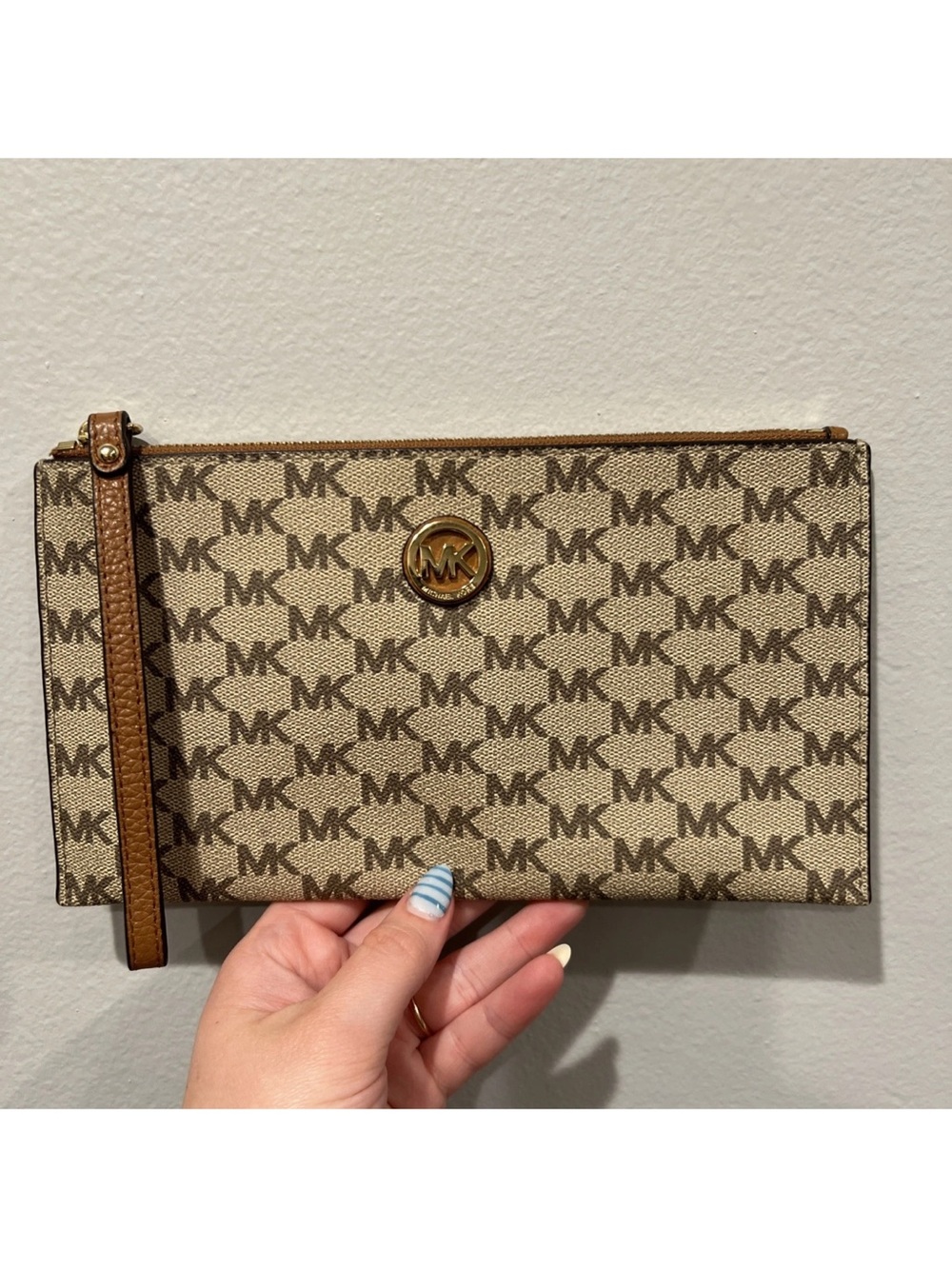 Michael Kors- Fulton LARGE ZIP clutch - MK Monogram-EUC